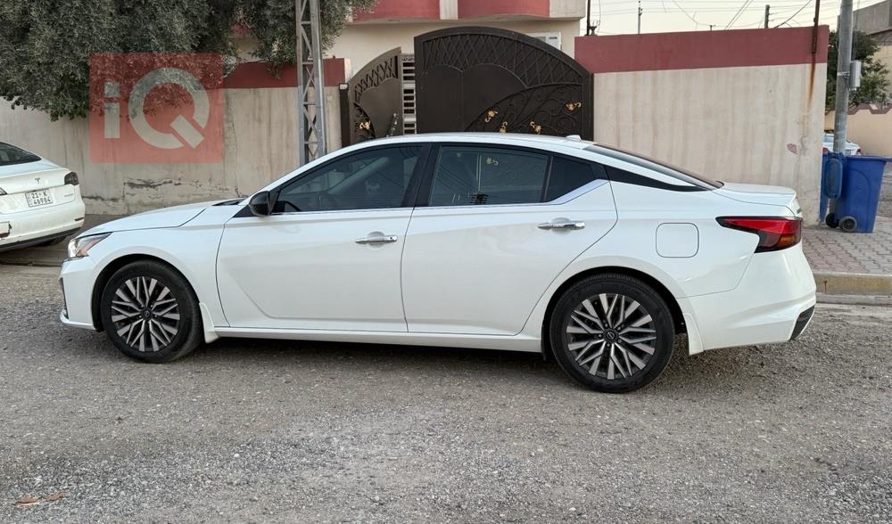 نيسان ألتيما